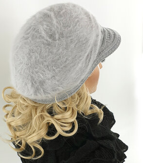 Warme fluffy dames winterpet baret met klepje kleur lichtgrijs maat one size