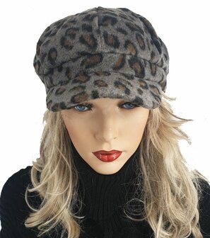 Prachtige winter baret met klepje luipaard print kleur grijs bruin