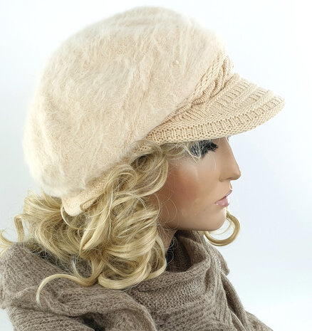 Warme fluffy dames winterpet baret met klepje kleur creme maat one size