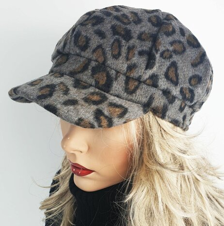 Prachtige winter baret met klepje luipaard print kleur grijs bruin