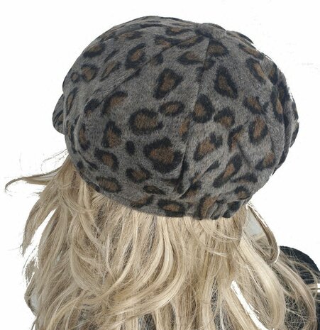 Prachtige winter baret met klepje luipaard print kleur grijs bruin