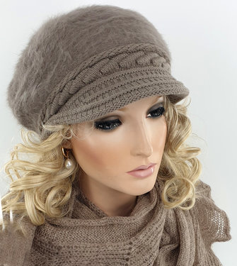 Warme fluffy dames winterpet baret met klepje kleur taupe maat one size